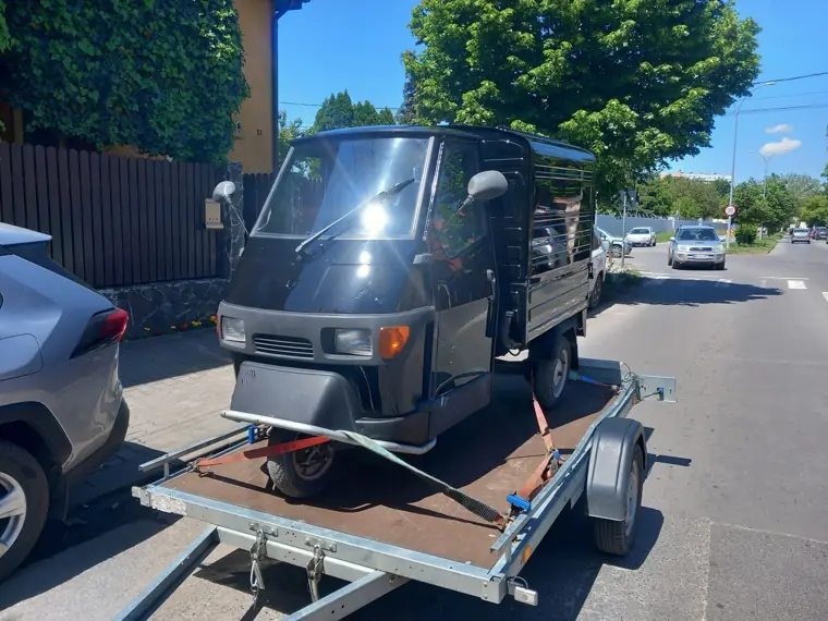 Piaggio Ape pe platformă