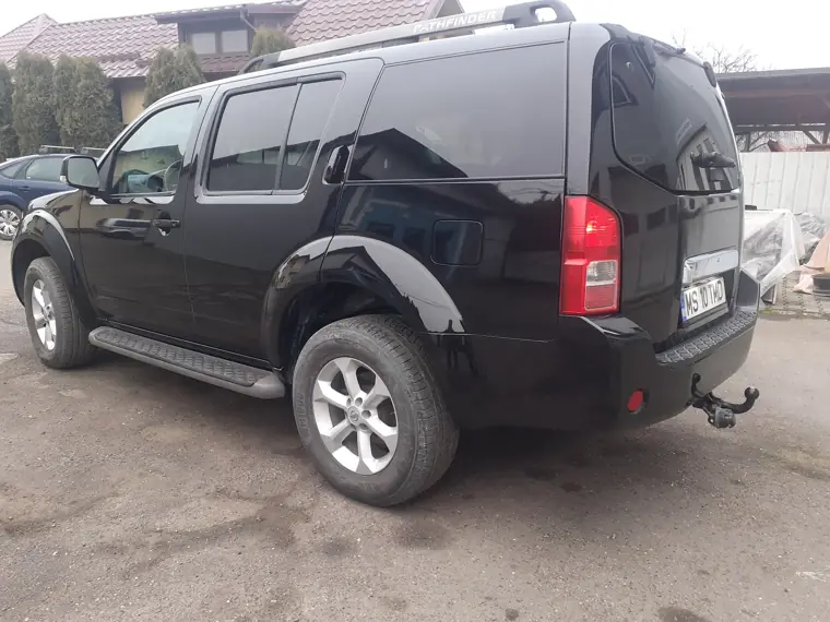 Nissan Pathfinder negru