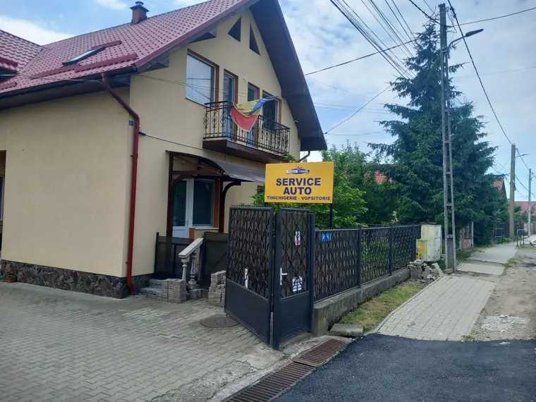 Intrarea și firma Service Auto