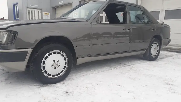 Mercedes-Benz W124 în curtea service-ului