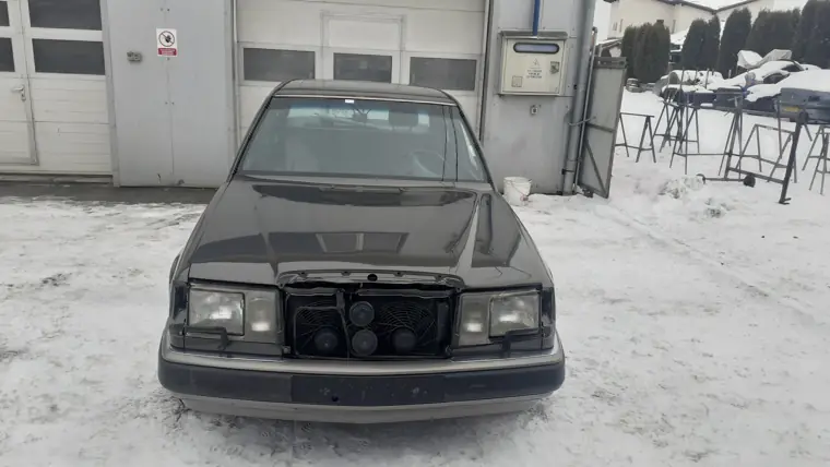 Mercedes-Benz W124 fără grilă, în lucru
